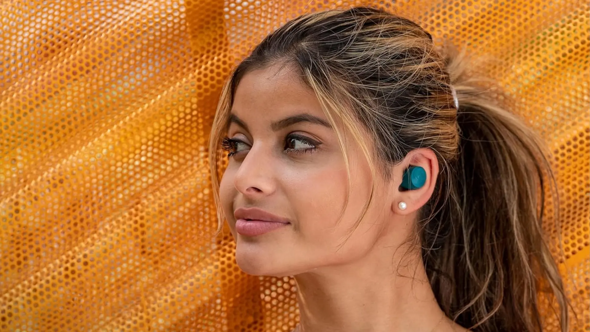 Los auriculares 'low-cost' definitivos para entrenar o viajar: resistencia al sudor IPX4 y peso pluma