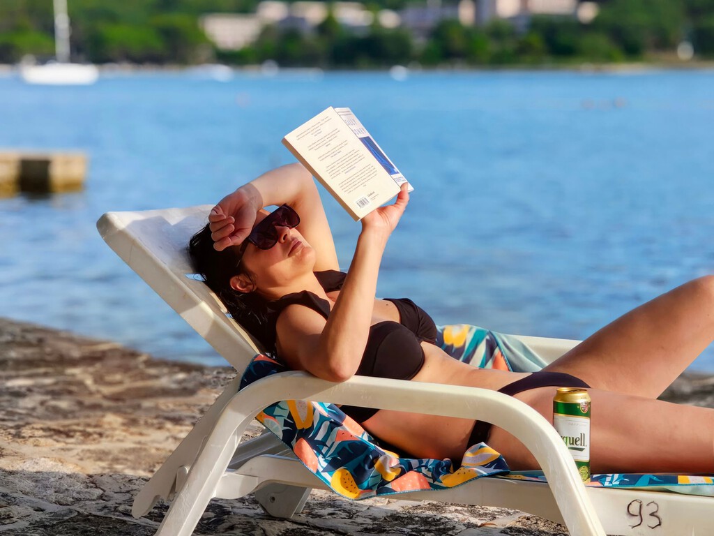 Ir a la playa y volver a casa más cansado que tras un día de trabajo no es extraño: la psicología sabe por qué te pasa