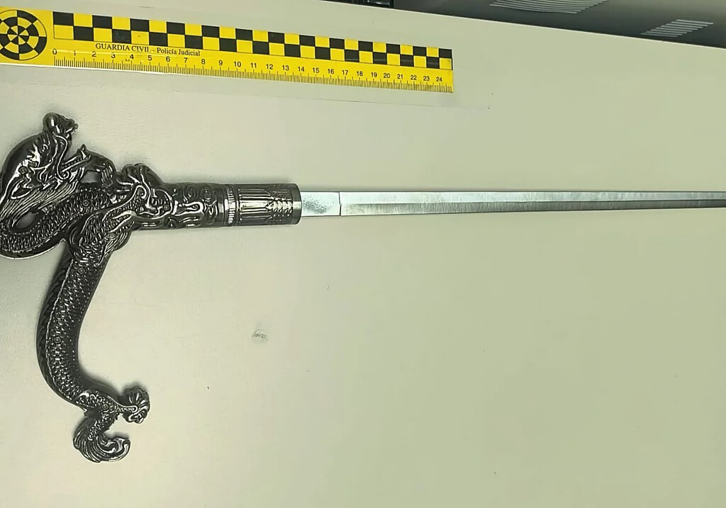 Un ladrón huyó por los tejados de un pueblo de Toledo. Cuando la Guardia Civil lo acorraló, sacó un bastón-estoque