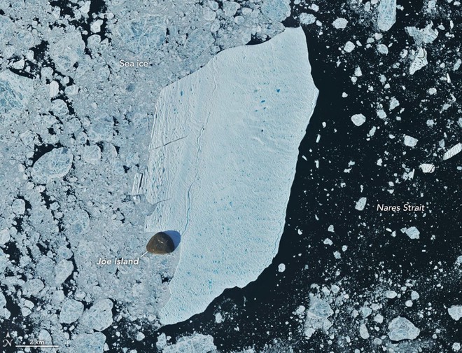 Gigantesco iceberg resiste all'impatto con Joe Island