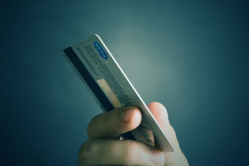 Arnaque à la carte bancaire : ces deux virus détournent le NFC de votre smartphone pour vider votre compte