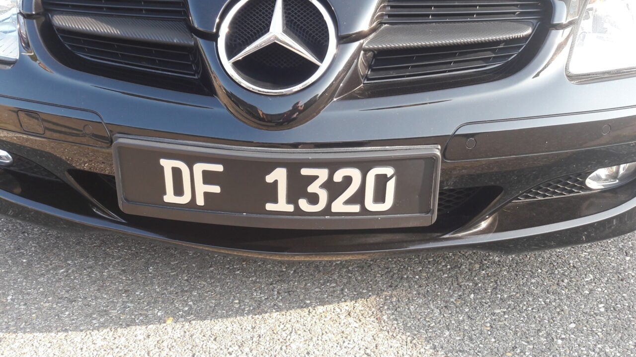 C’est quoi ces plaques noires “DF” présentes sur certains véhicules de nos routes ?