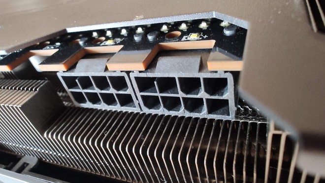 Altro che connettori a 16 pin, modder riportano i classici 8 pin su RTX 5090