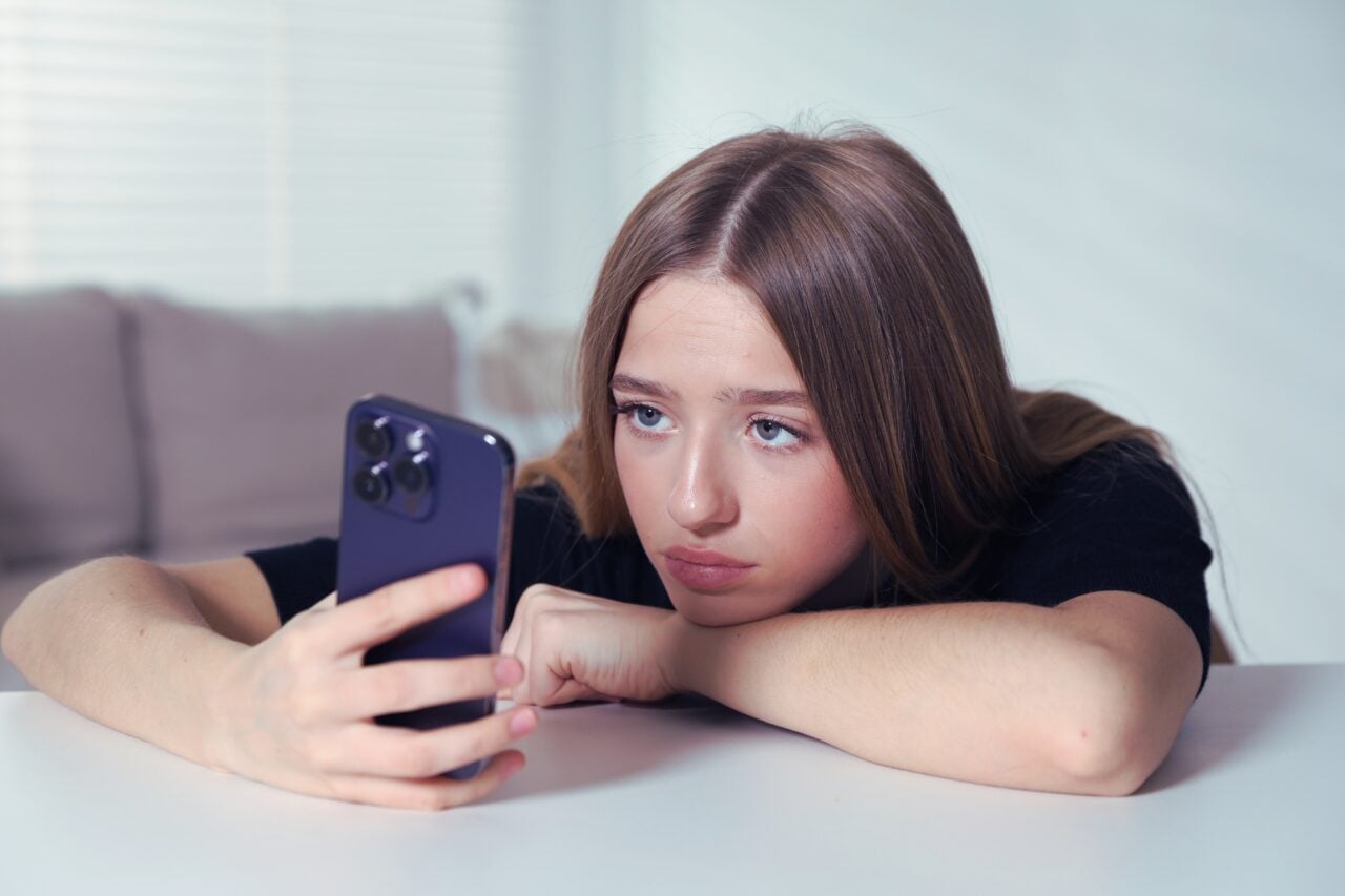 Réseaux sociaux interdits aux moins de 15 ans : la France change radicalement de cap
