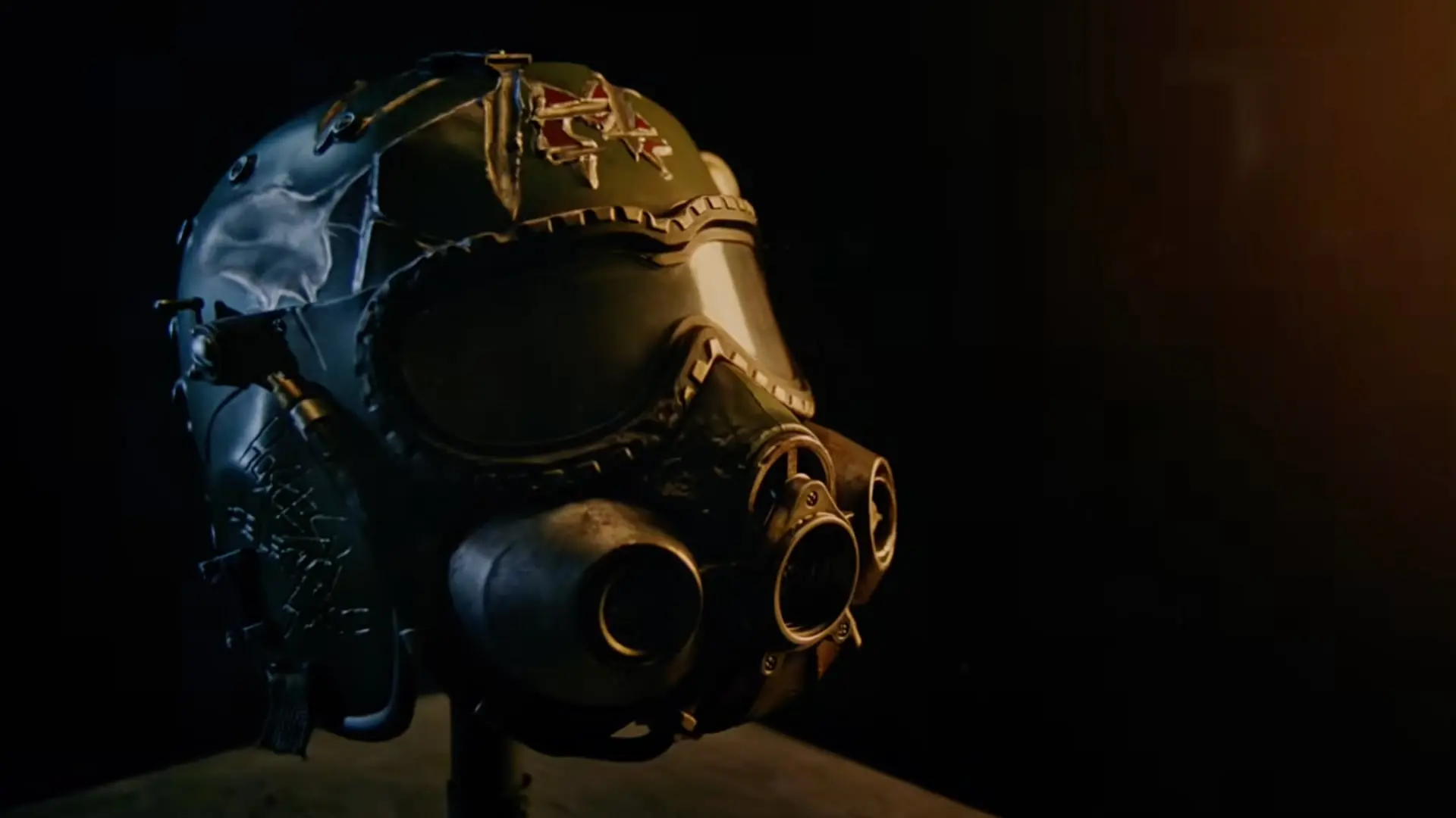 Metro 2039 revela su impresionante edición coleccionista, que incluye un casco a tamaño real