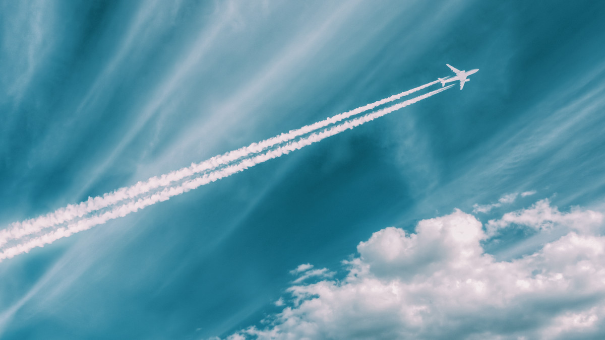 AIにより飛行機雲発生の少ない空路を選んで地球温暖化緩和を目指す「Operation Blue Skies」をGoogleが始動