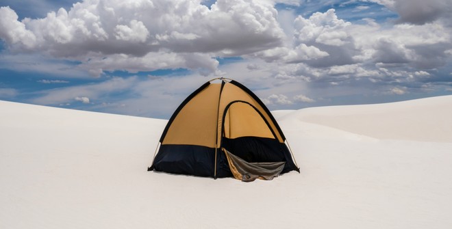 Elettricità gratis: ecco la tenda che produce energia per caricare lo smartphone