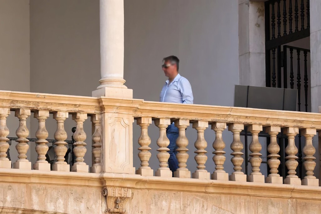 La Guardia Civil buscaba al mayor estafador inmobiliario de Mallorca. Lo encontraron escondido debajo del fregadero de casa de su madre