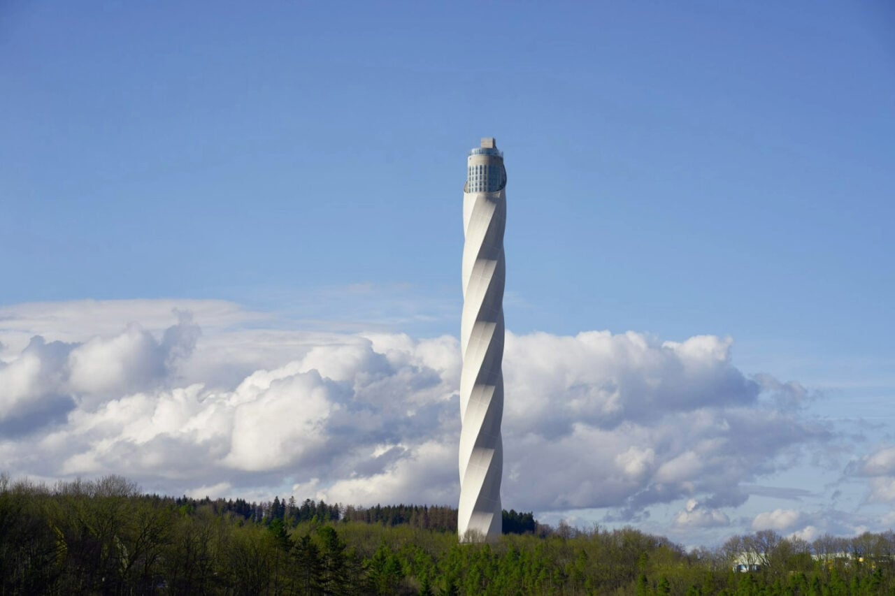 C’est quoi cet immense gratte-ciel construit au milieu de nulle part ?