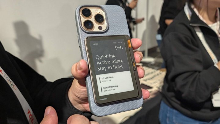 Flowtica Verso arriva a IFA 2026: il dispositivo MagSafe con display e-paper trasforma lo smartphone in un assistente AI per le riunioni