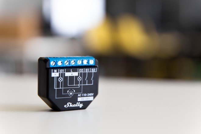 Luci e tapparelle diventano smart con 19,99: Shelly Plus 2PM è in offerta su Amazon