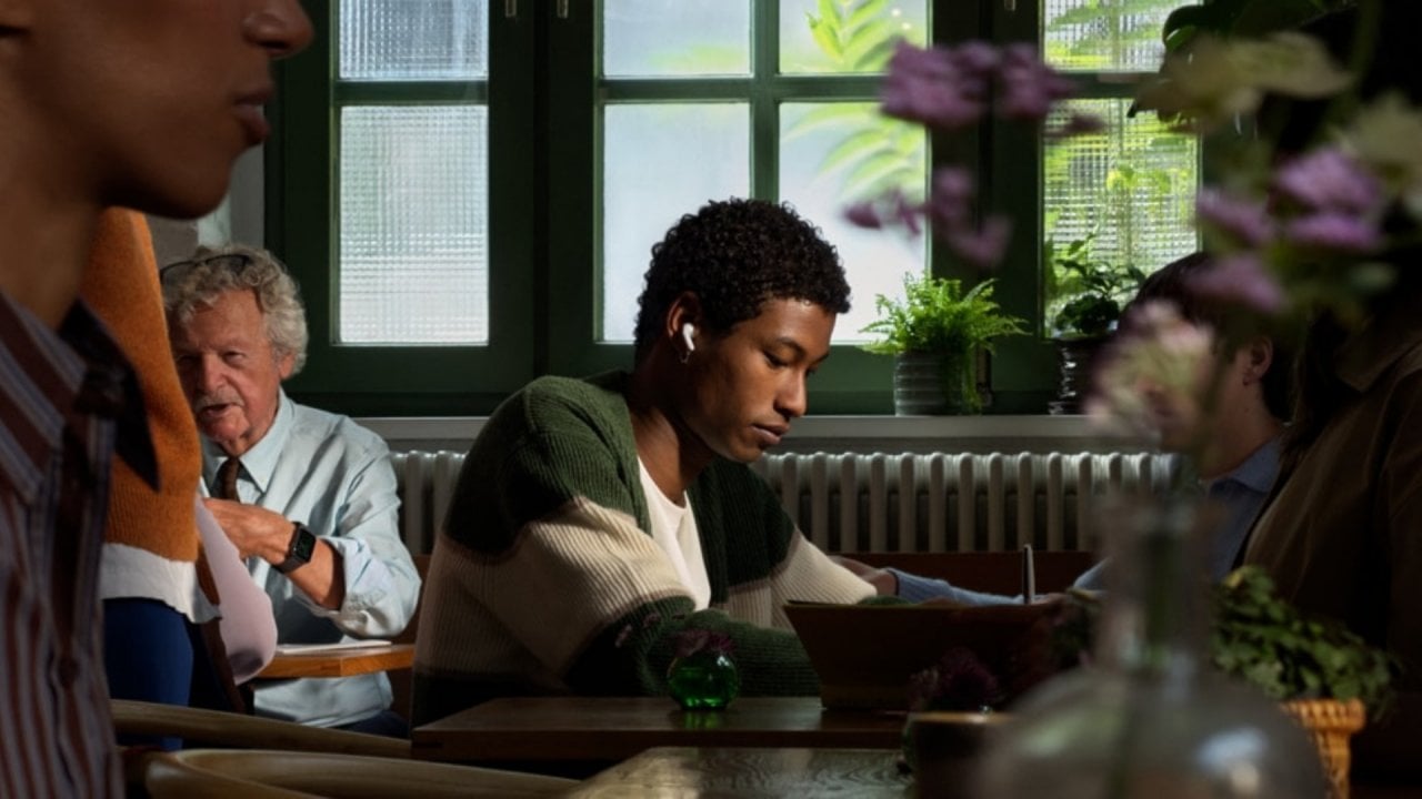 AirPods 5 presentati da Apple: più ANC, nuovo audio e Traduzione in tempo reale