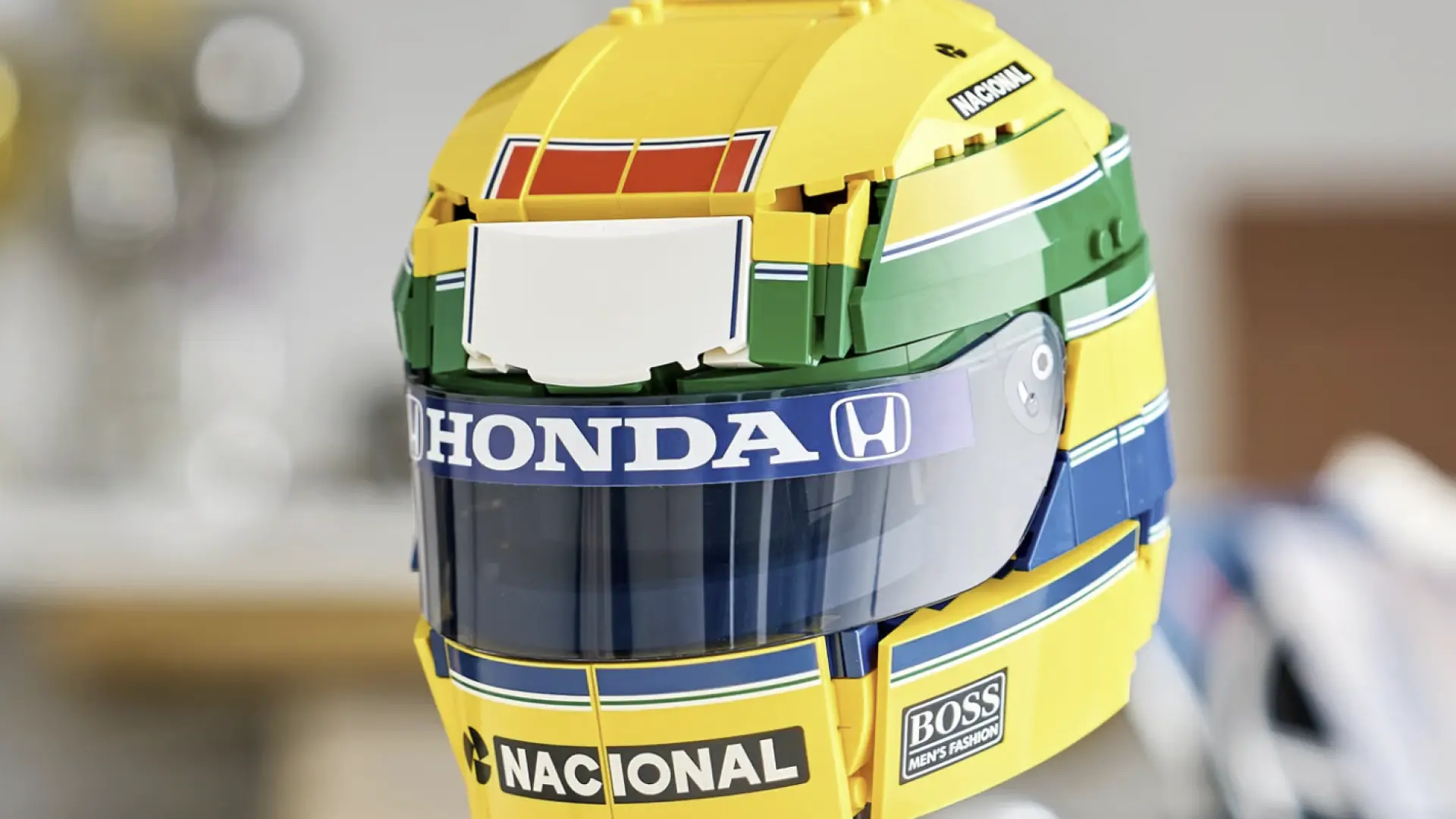 Un tributo al mejor piloto de la historia: inmortaliza la leyenda de Ayrton Senna con su casco de LEGO