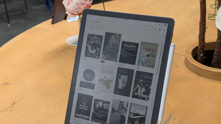 Tutti i Kindle sono in offerta su Amazon: Paperwhite, Colorsoft e Scribe ai prezzi più interessanti, si parte da 139,99