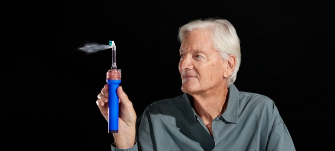 Lo spazzolino elettrico secondo Dyson: "vede" i denti e spruzza il collutorio | Prezzo