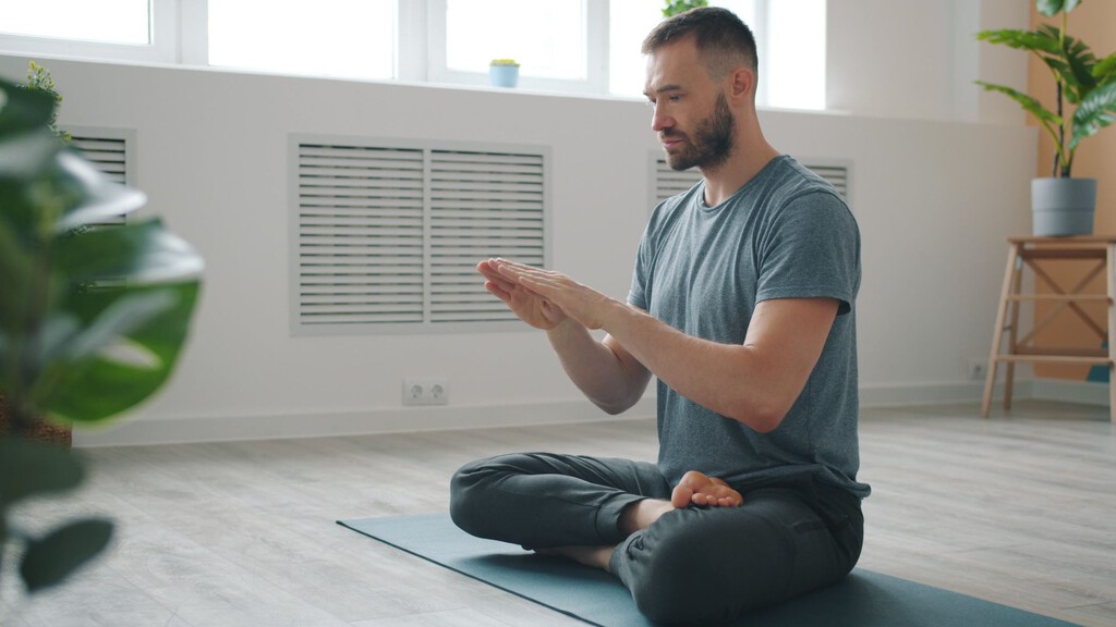Pensábamos que meditar para reducir el estrés exigía demasiado tiempo. La ciencia ha demostrado que bastan unos minutos al despertar