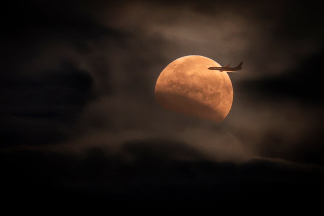 Un aereo attraversa la Luna durante leclissi: la foto è spettacolare