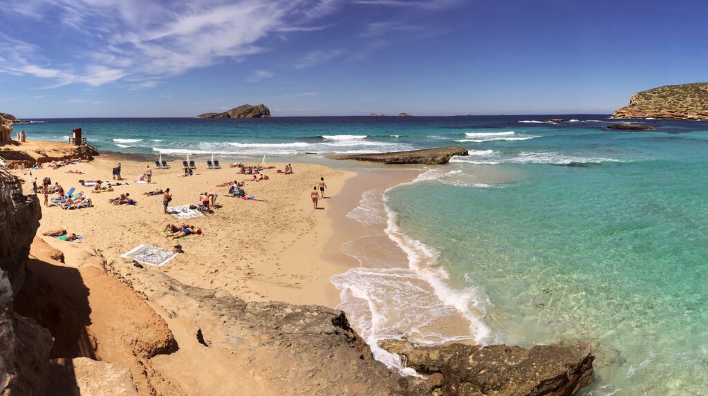 Ibiza está descubriendo su límite: están entrando tantos turistas que la depuradora no para de echar material fecal a las playas