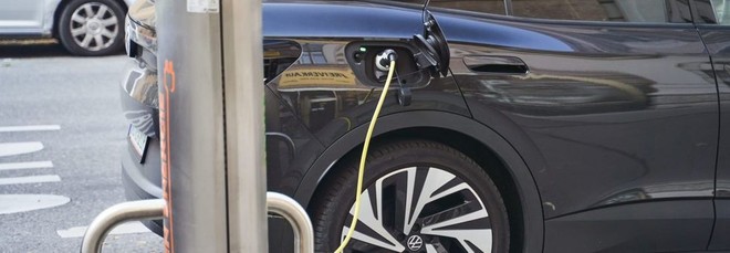 Auto elettriche, dal 2027 cambia la ricarica: colonnine ogni 60 km e pagamenti più facili
