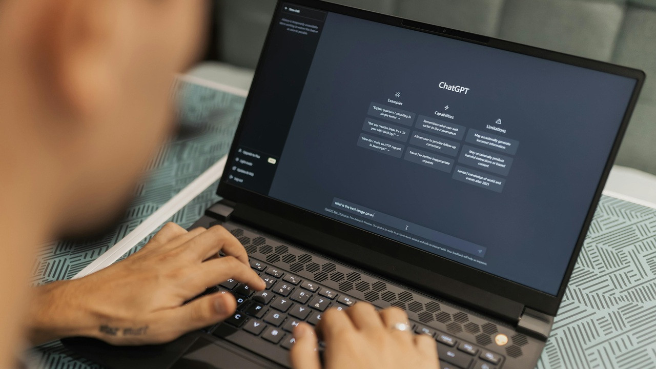 Oltre un terzo delle pagine web pubblicate dopo il debutto di ChatGPT mostra segnali di contenuti generati o modificati dall'AI
