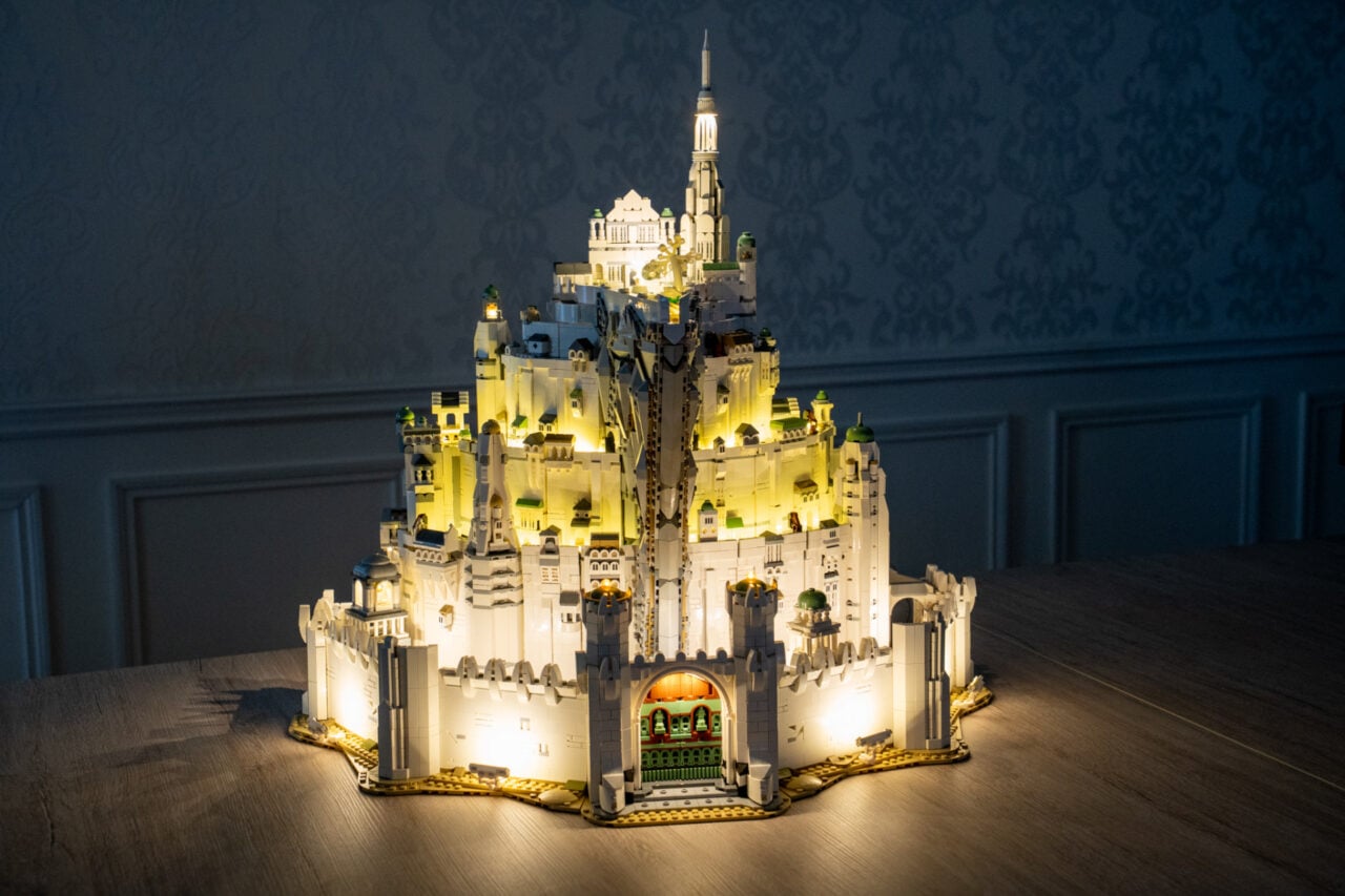 J’ai éclairé le set LEGO Minas Tirith avec un kit à 32 € et j’ai parfois voulu subir le même sort que Denethor