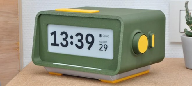 Via lo smartphone dal comodino, e si costruisce una sveglia ESP32 con e-ink