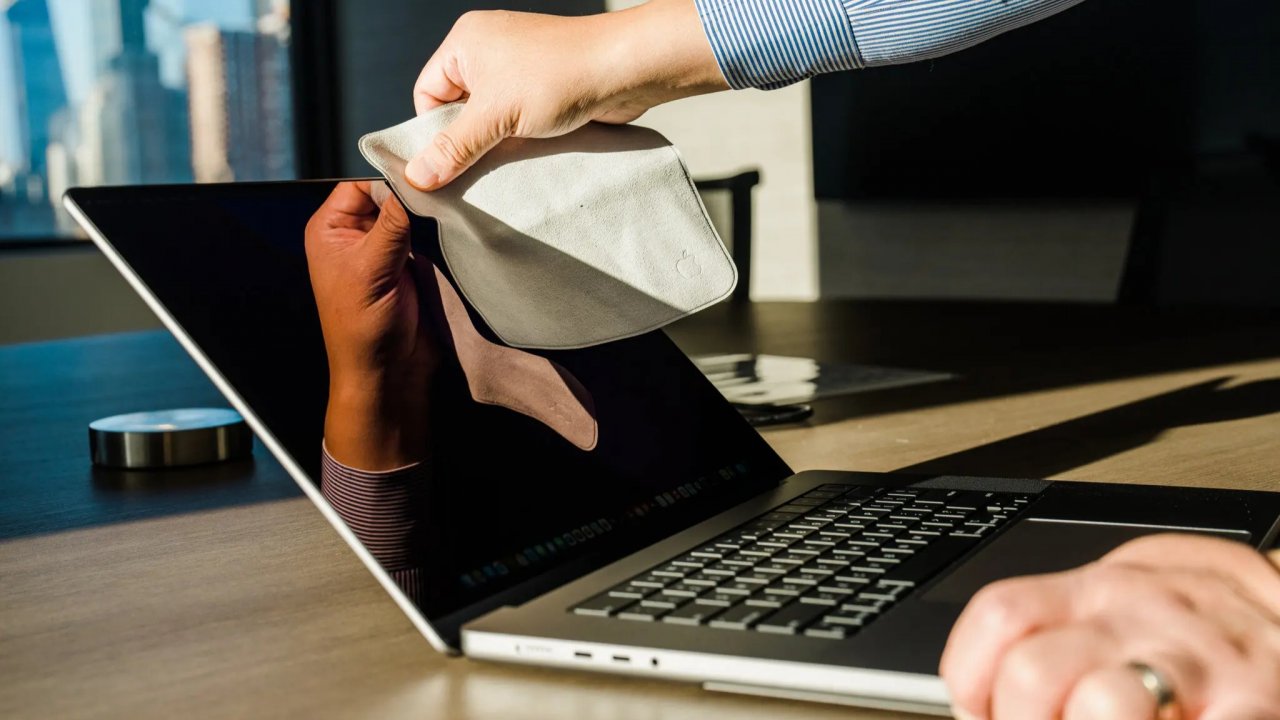 Apple, il famoso panno per pulire i display ora costa meno della metà: taglio di 15 euro sul prezzo di listino