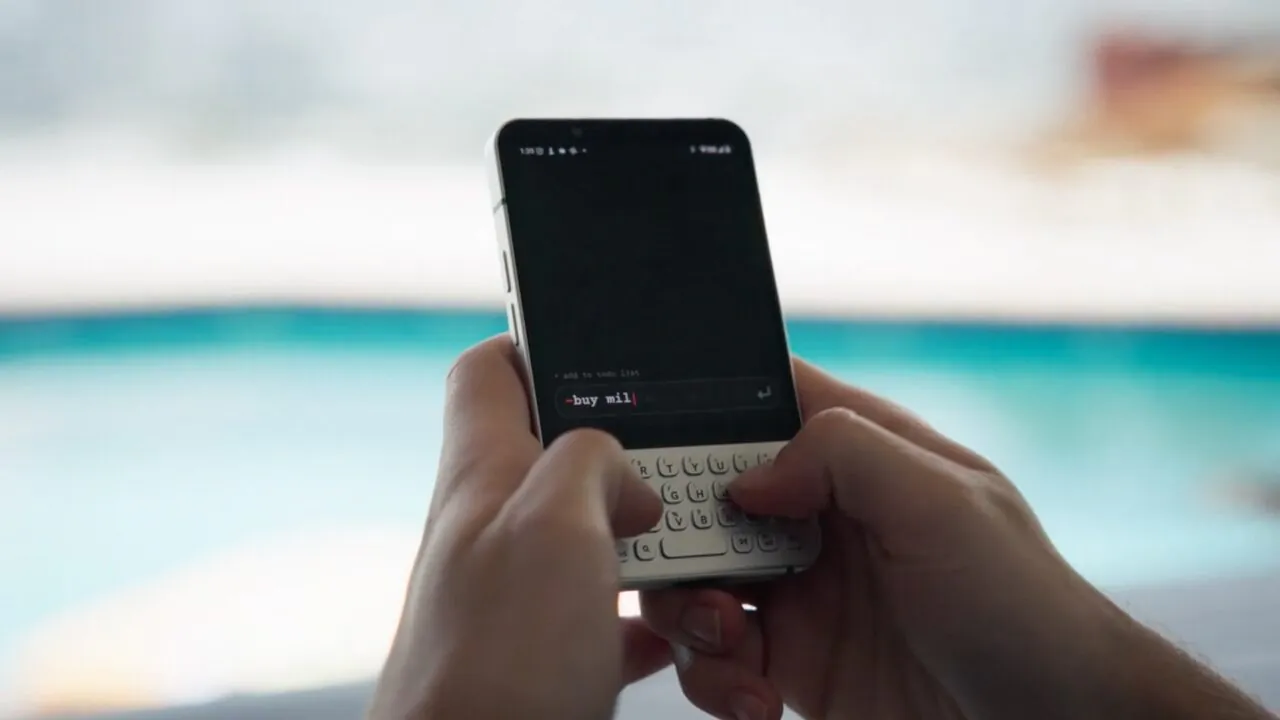 La tastiera fisica su smartphone non serve? La campagna su Minimal Phone 2 dice il contrario