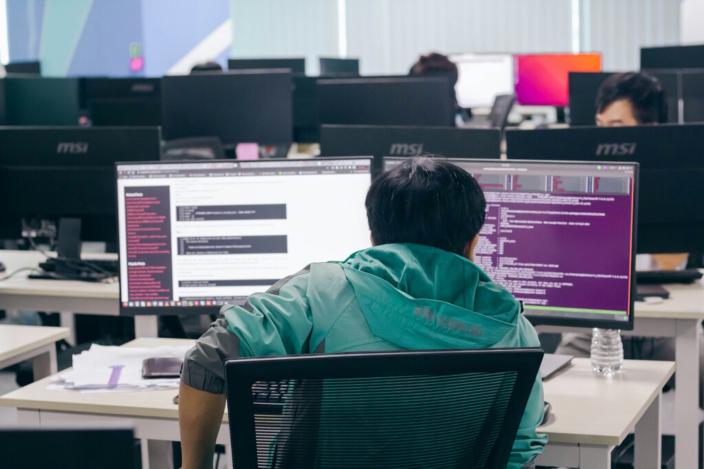 Pensábamos que la generación Z iba a impulsar la revolución de la IA en las oficinas: cuanto más la usan, menos creen en ella