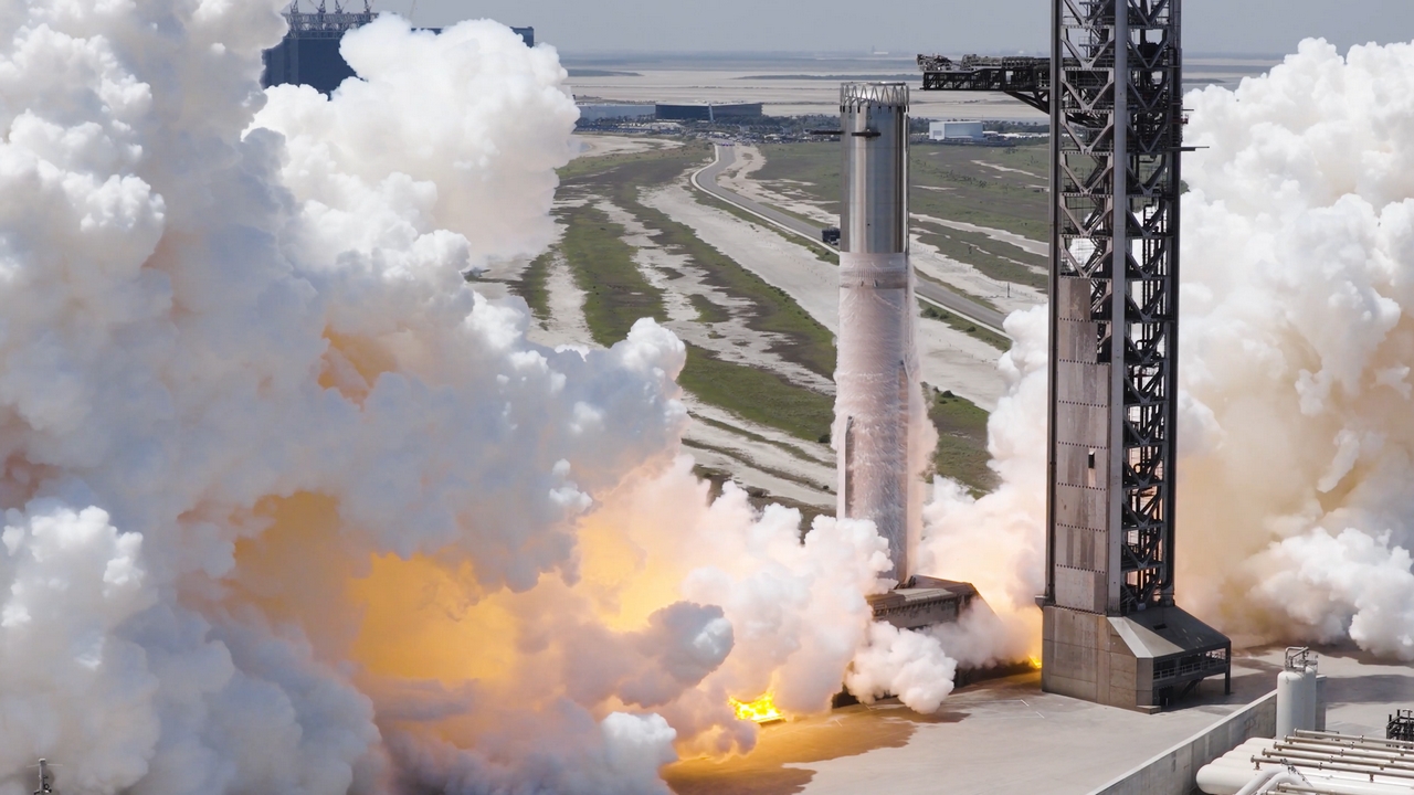 Flight 14 del razzo spaziale SpaceX Starship potrebbe avvenire a metà settembre, Super Heavy Booster 21 ha eseguito uno static fire
