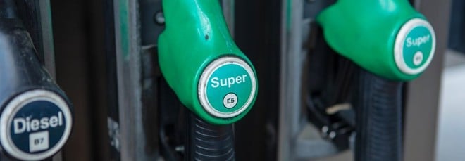 Caro carburante, agosto da record: fino a 1 miliardo di euro in più rispetto al 2025
