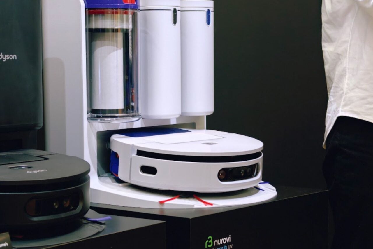 Dyson présente son R3 Nurovi : le robot laveur qui traque les taches invisibles à la lumière UV