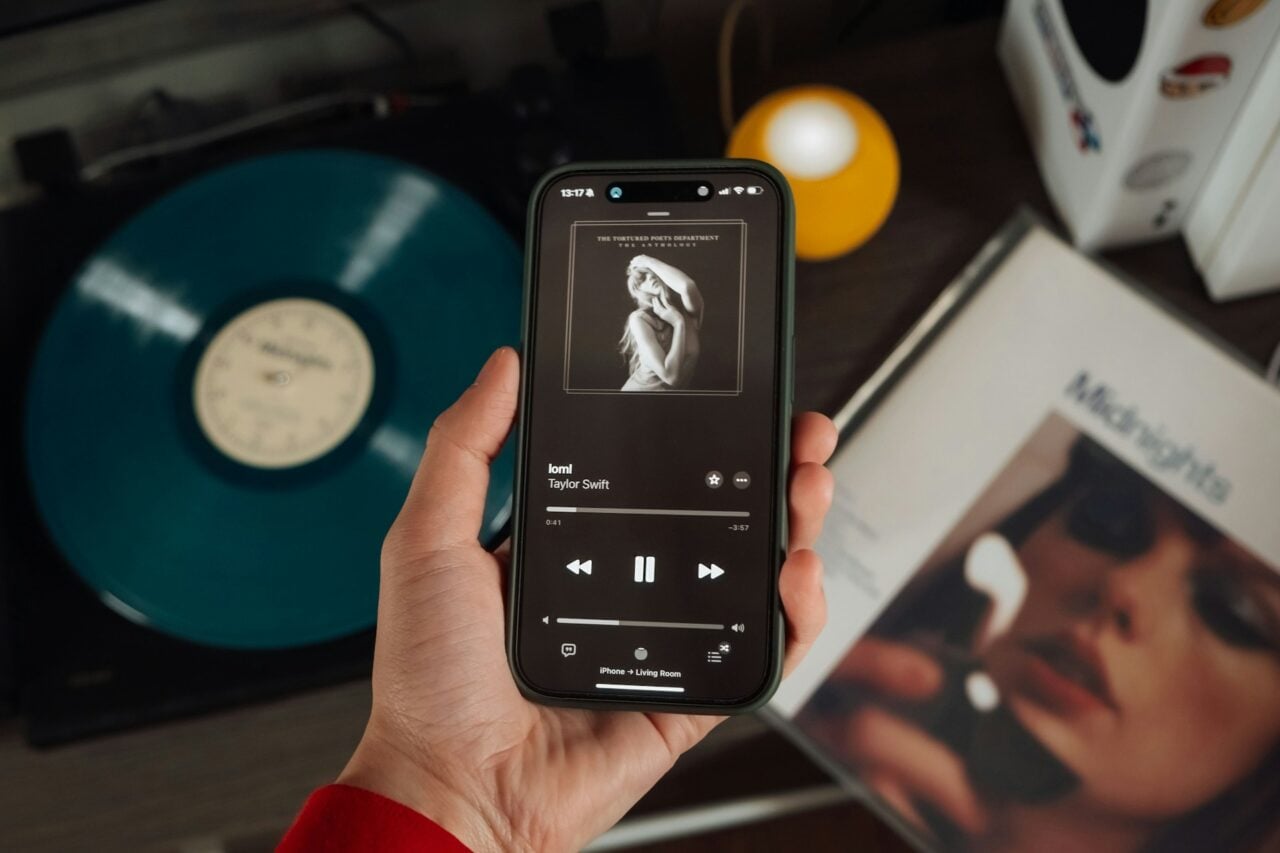 Apple Music serre à son tour la vis et va traquer les morceaux créés par IA