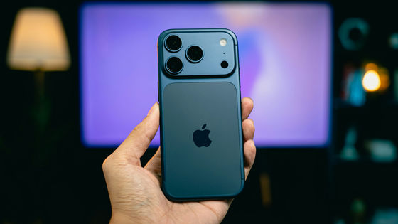 Appleのガラス素材を多用したiPhone20周年記念モデルは2027年の発売に向けて順調に開発が進められている