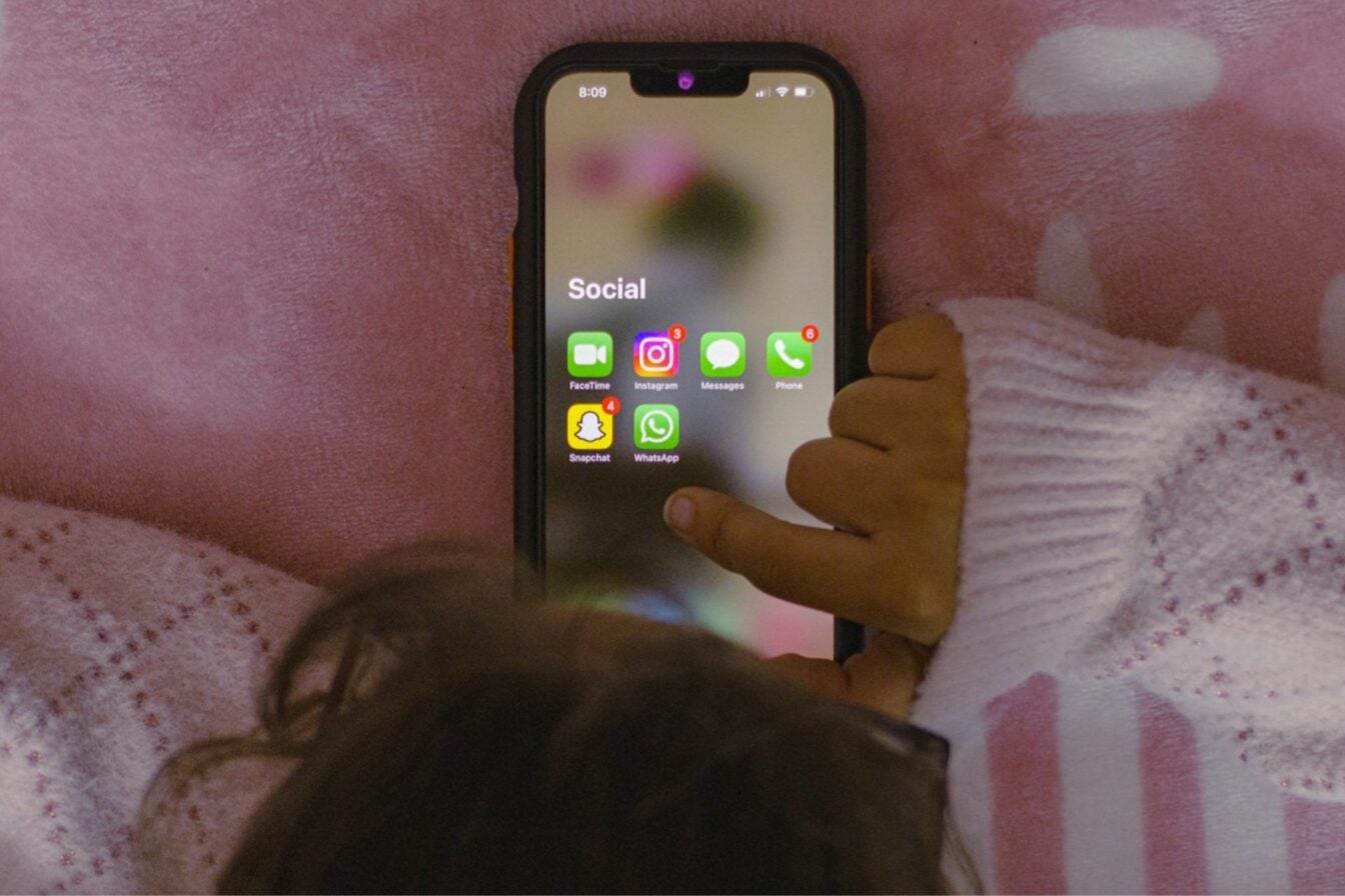 Interdiction des réseaux sociaux aux moins de 15 ans : la loi censurée au nom de la liberté d’expression