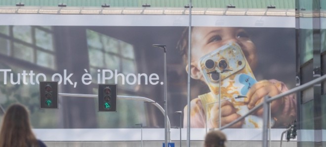 Un iPhone in mano a un bimbo di due anni: la pubblicità che divide Milano