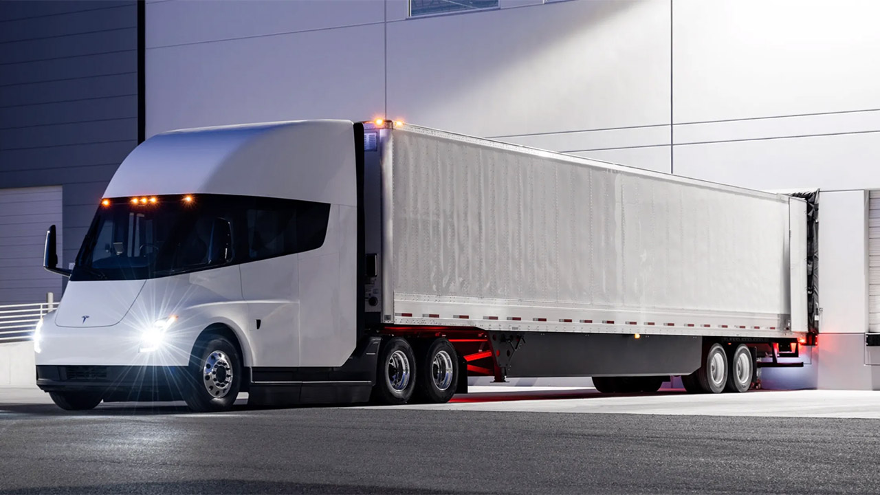 Tesla annuncia l'inaugurazione della nuova fabbrica per il camion Semi