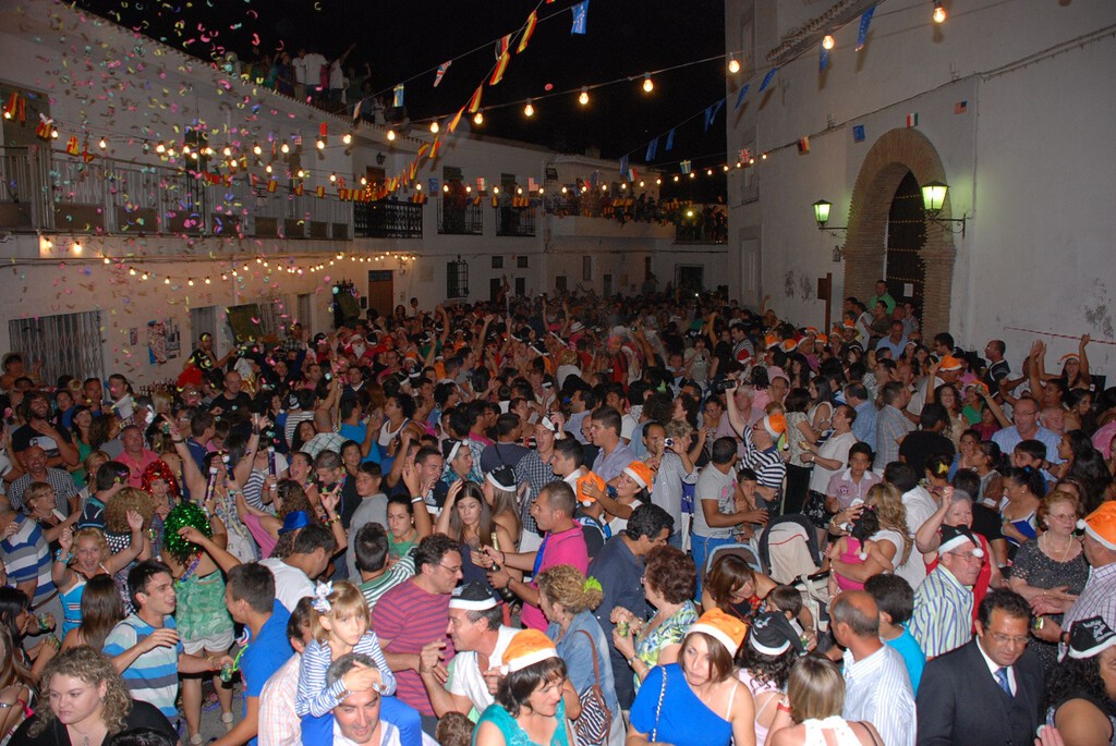 Un pueblo de Granada celebra la Nochevieja en pleno agosto. Quieren que sea fiesta nacional