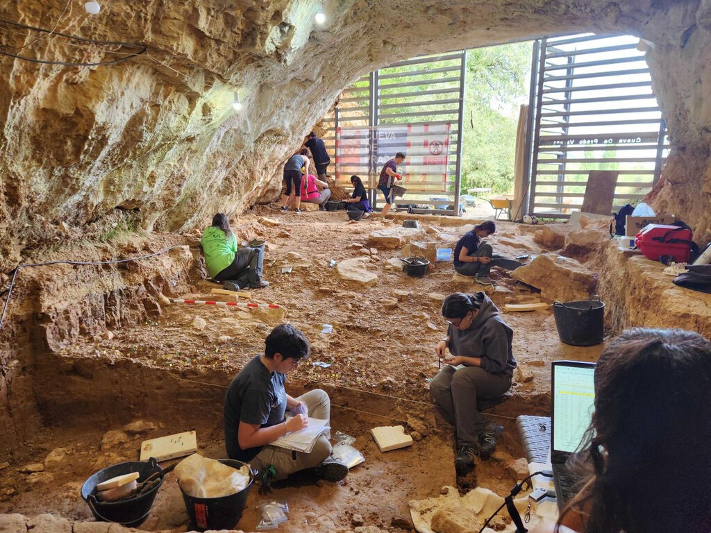 Hace 46.000 años una cueva de Burgos acogió un gran campamento neandertal. Ahora nos está revelando cómo vivían
