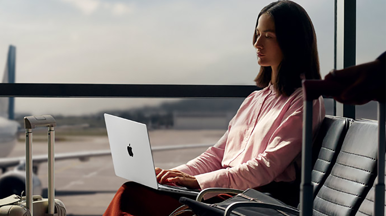 MacBook Pro con chip M5 Pro a 2.999 (-550 rispetto al listino): CPU 15-core, display Liquid Retina XDR e Neural Accelerator per l'IA on-device