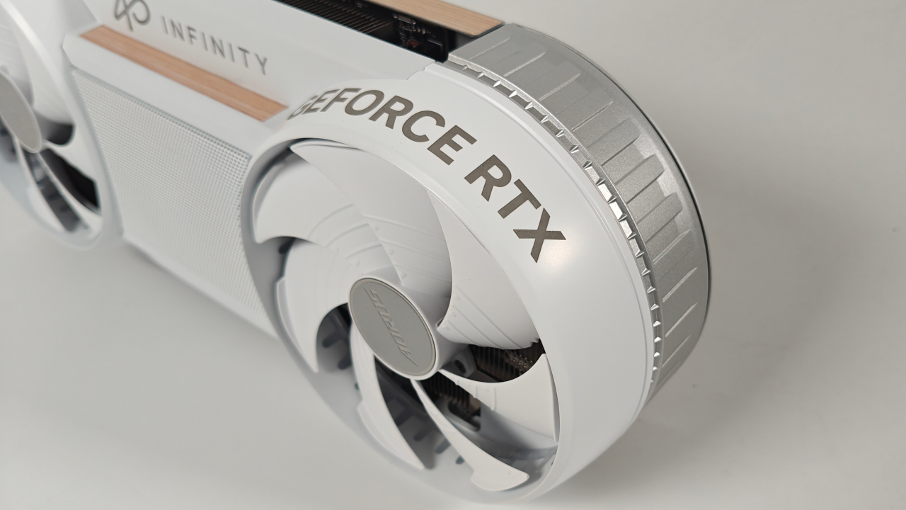 AORUS GeForce RTX 5080 INFINITY WOOD 16G: una scheda video diversa dalle altre