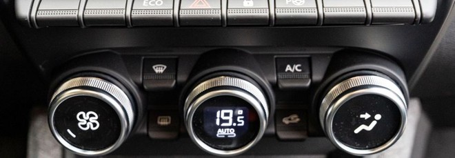Troppi "touch" in auto, Renault frena: i tasti fisici non si toccano