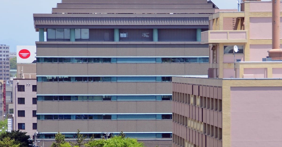 秋田県幹部職員が喫煙しながらバスローブでオンライン報道対応　「自宅」との説明に疑義……背景はラブホ客室のよう