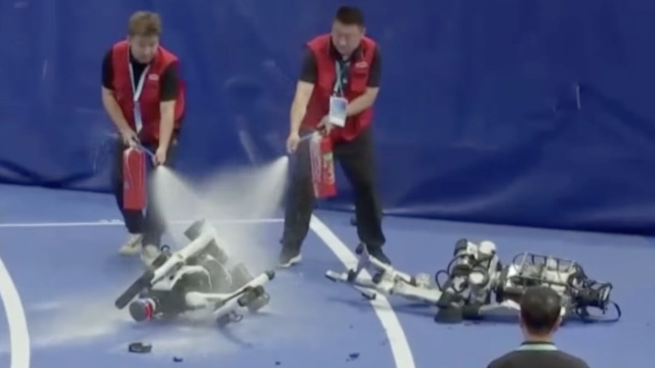 Ai Giochi di Pechino i robot prendono fuoco, spengono incendi e rifanno i letti