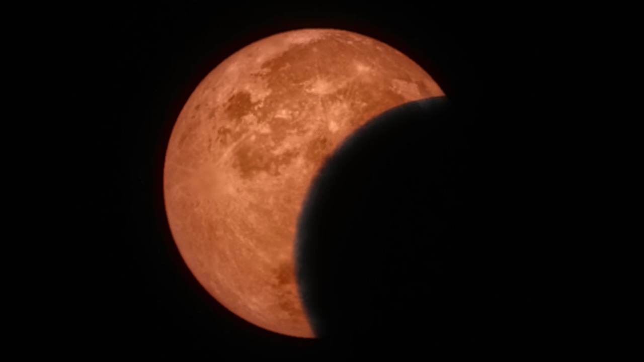 Xiaomi 17 Ultra scambia il Sole per la Luna: compaiono crateri artificiali durante l'eclissi