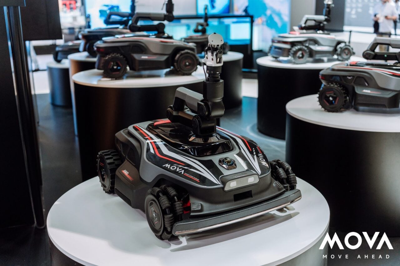 Ce robot tondeuse MOVA a un bras robotique qui peut ramasser les objets dans votre jardin et ce n’est pas tout