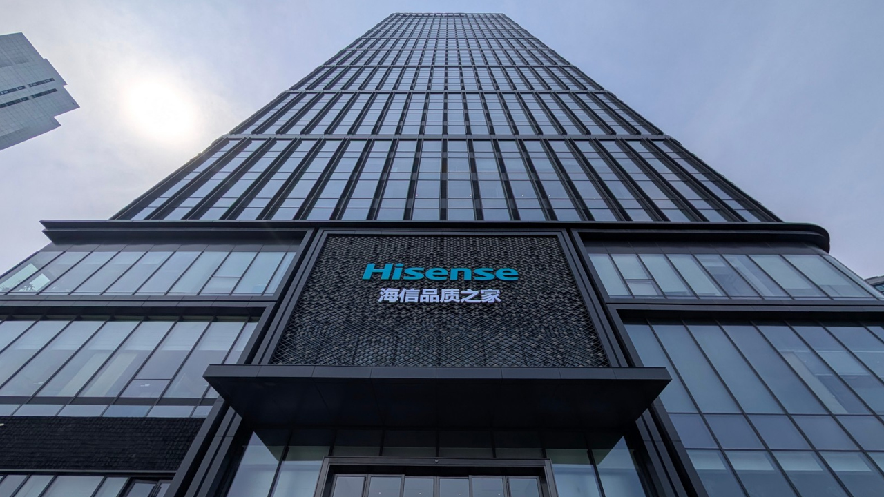 Hisense aggiunge il ciano all'RGB MiniLED e porta il comfort visivo certificato su tutta la gamma