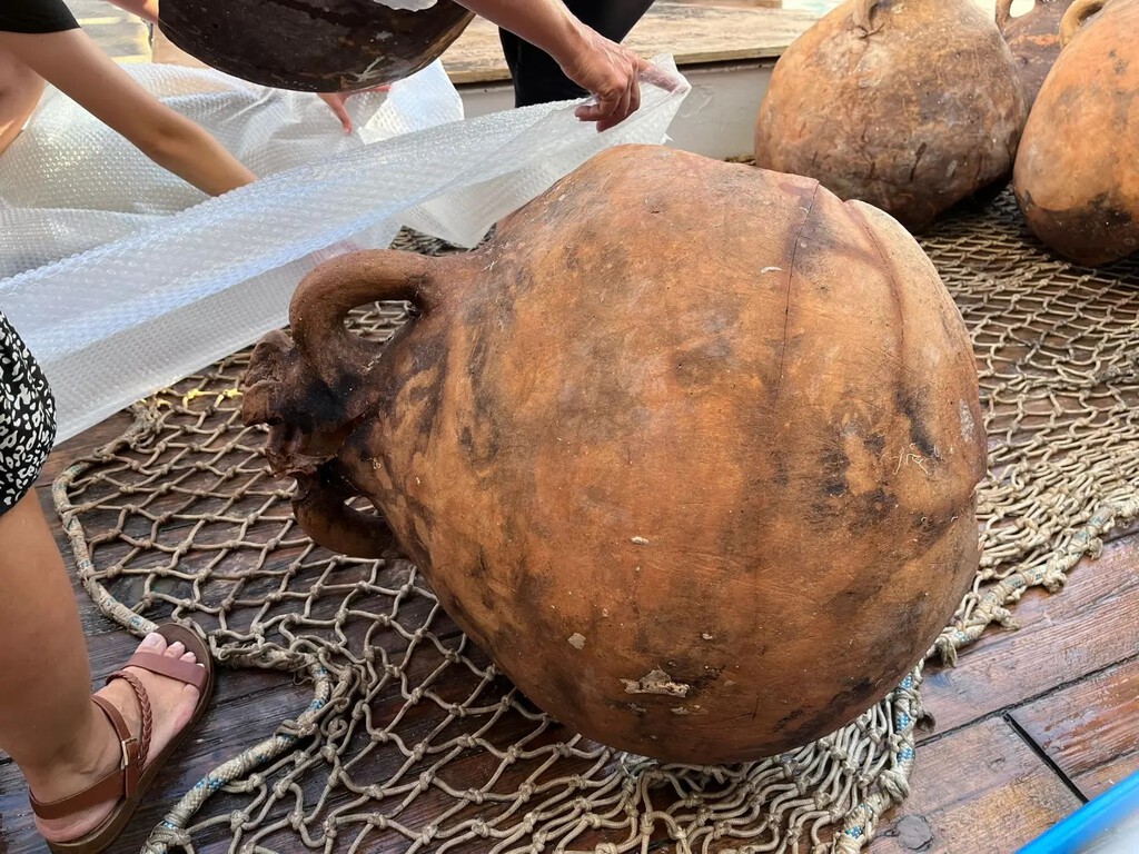 Un barco oceanográfico pesca por accidente 26 ánforas romanas en un yacimiento oculto en Formentera