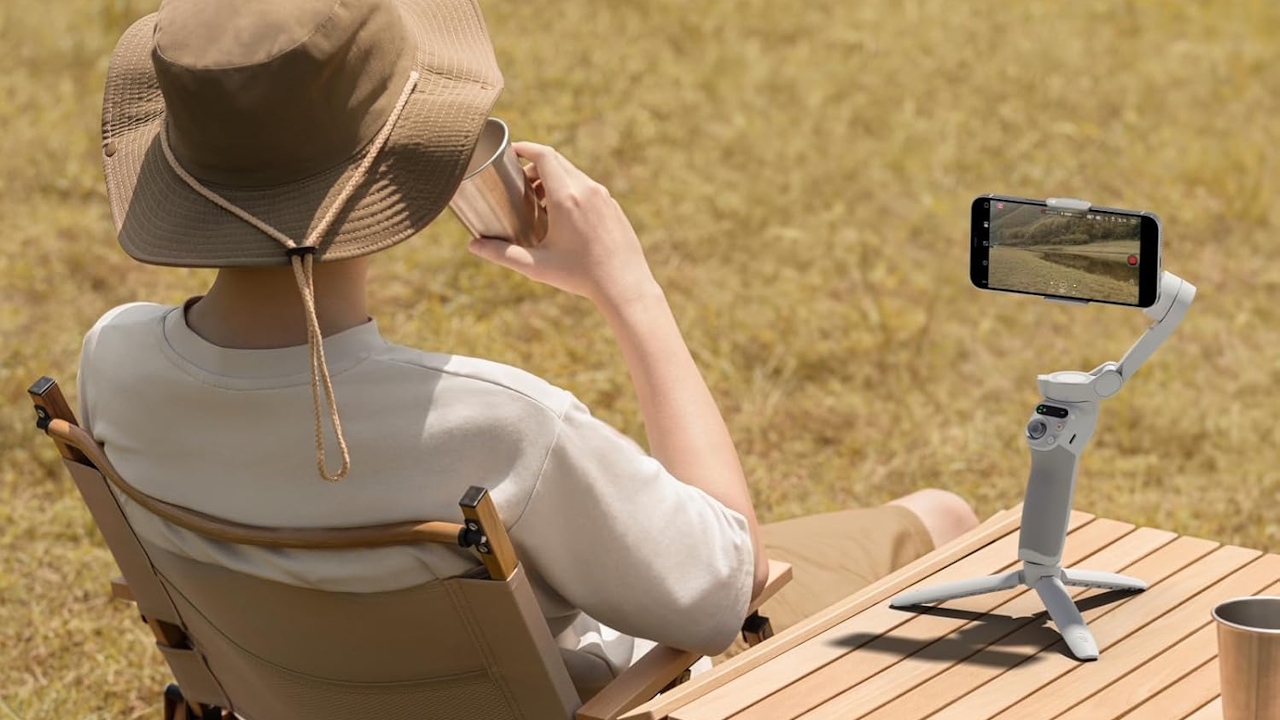 DJI Osmo Mobile SE a 55: il gimbal pieghevole con ActiveTrack 6.0 e attacco magnetico per ottime riprese con lo smartphone