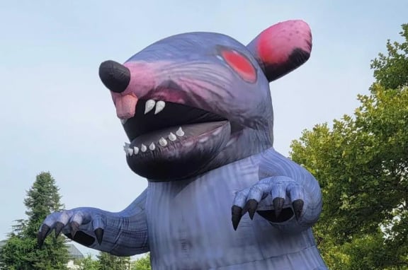 En visite chez Bethesda, la PDG d’Xbox est accueillie par un rat géant